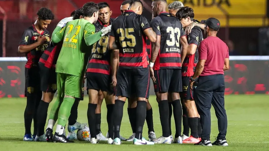 Jogadores do Sport entrando em campo contra o Fortaleza na Ilha do Retiro