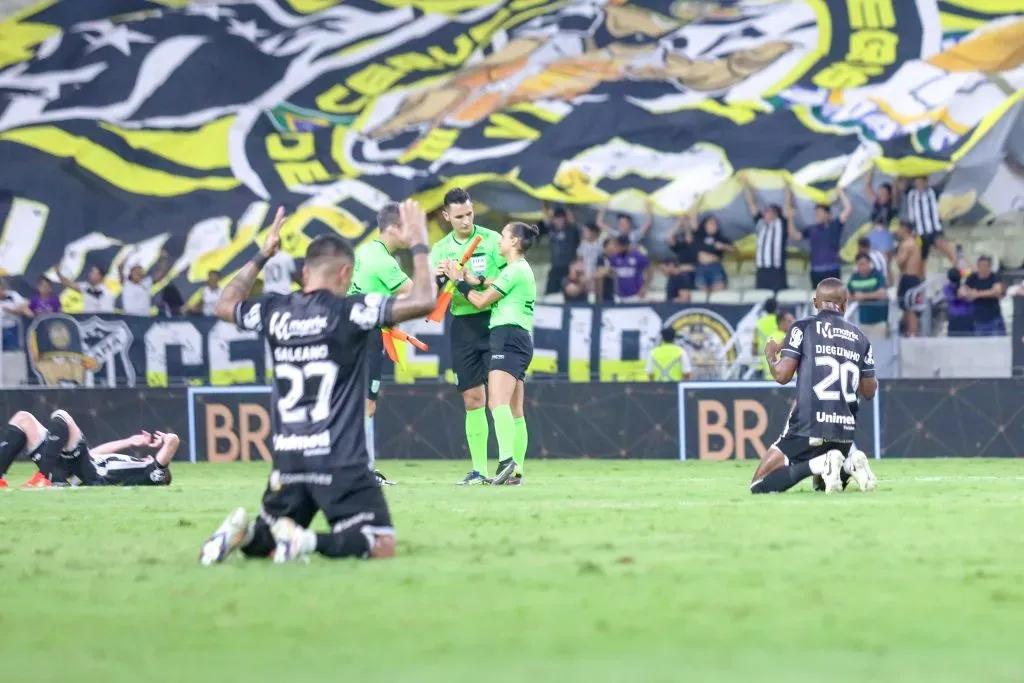 Galeano, jogador do Ceará, durante partida contra o Fortaleza no estadio Arena Castelao pelo campeonato Cearense 2025. Foto: Lucas Emanuel/AGIF