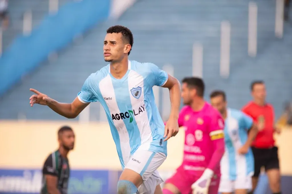 Everton Moraes comemorando gol durante partida contra o Maringá no Campeonato Paranaense de 2024. Foto: Henrique Campinha/AGIF