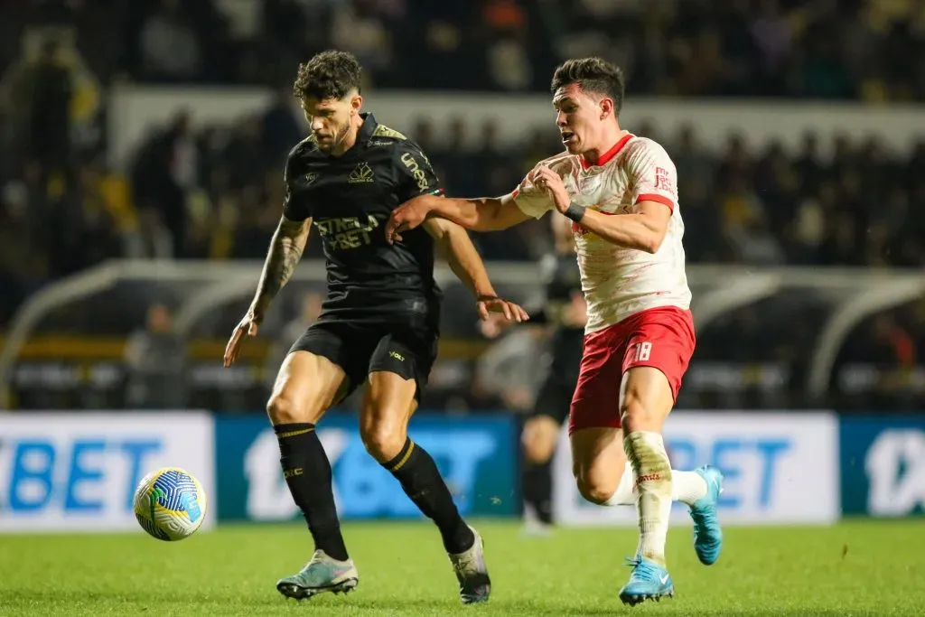Tobias Figueiredo durante partida contra o Bragantino no Campeonato Brasileiro de 2024. Foto: Leonardo Hubbe/AGIF