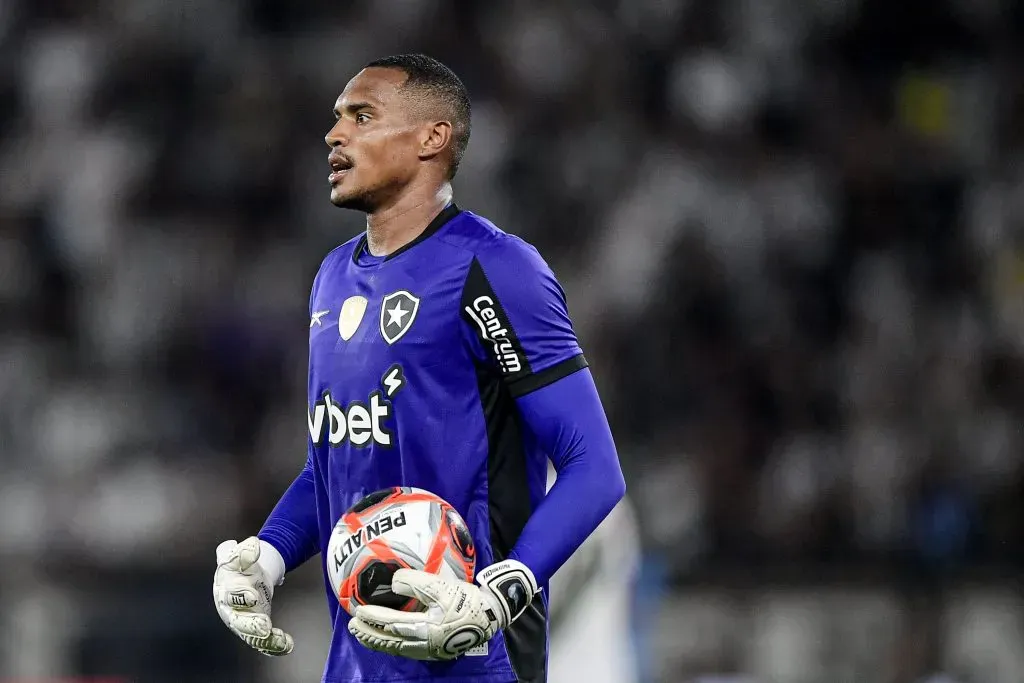 John durante partida contra o Fluminense no Campeonato Carioca 2025. Foto: Thiago Ribeiro/AGIF