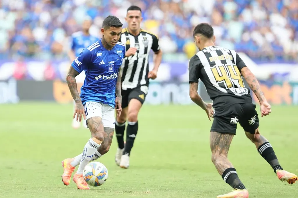 Dudu durante partida contra o Atlético-MG no Campeonato Mineiro de 2025. Foto: Gilson Lobo/AGIF