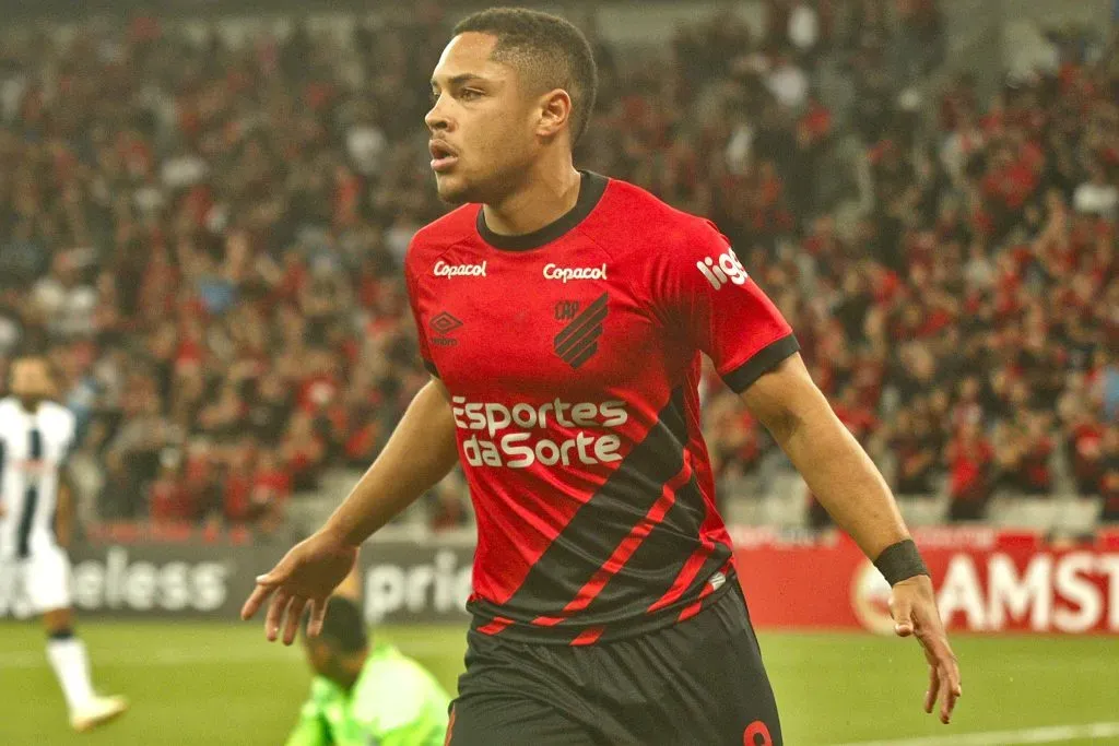 Vitor Roque não deve chegar de imediato – Foto: Gabriel Machado/AGIF.