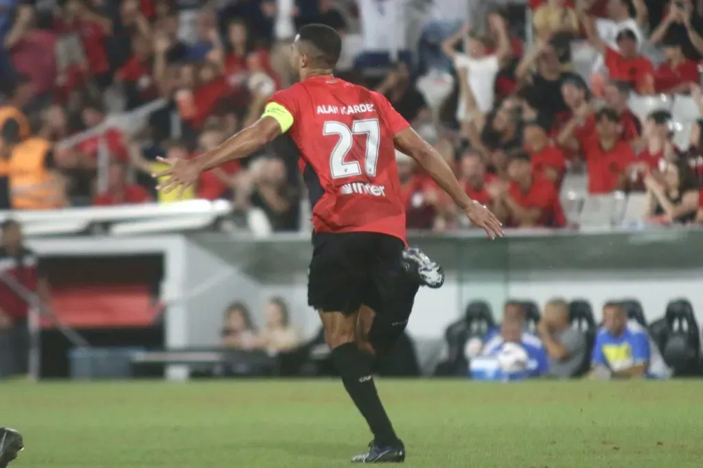 PR – CURITIBA – 06/02/2025 – PARANAENSE 2025, ATHLETICO-PR X SAO JOSEENSE – Alan Kardec jogador do Athletico-PR comemora seu gol durante partida contra o Sao Joseense no estadio Arena da Baixada pelo campeonato Paranaense 2025. Foto: Gabriel Machado/AGIF