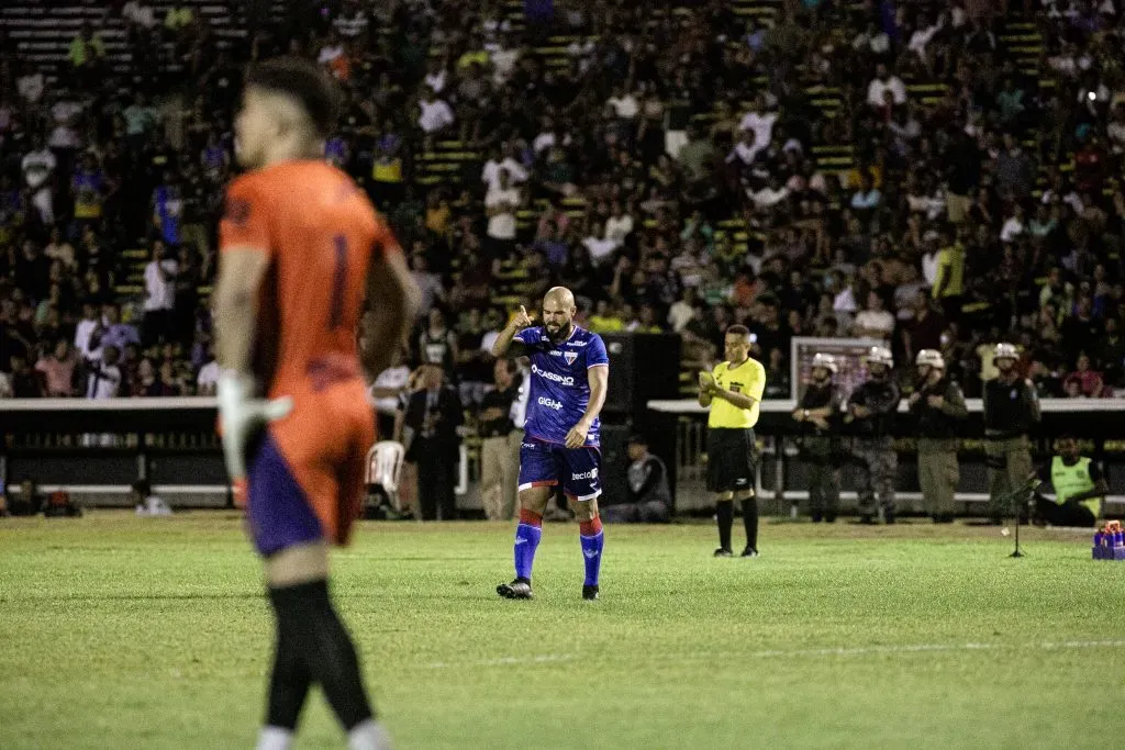 Zé Welison, jogador do Fortaleza, comemora seu gol com jogadores do seu time durante partida contra o Altos no estádio Albertao pelo campeonato Copa Do Nordeste 2025. Foto: Aldo Carvalho/AGIF