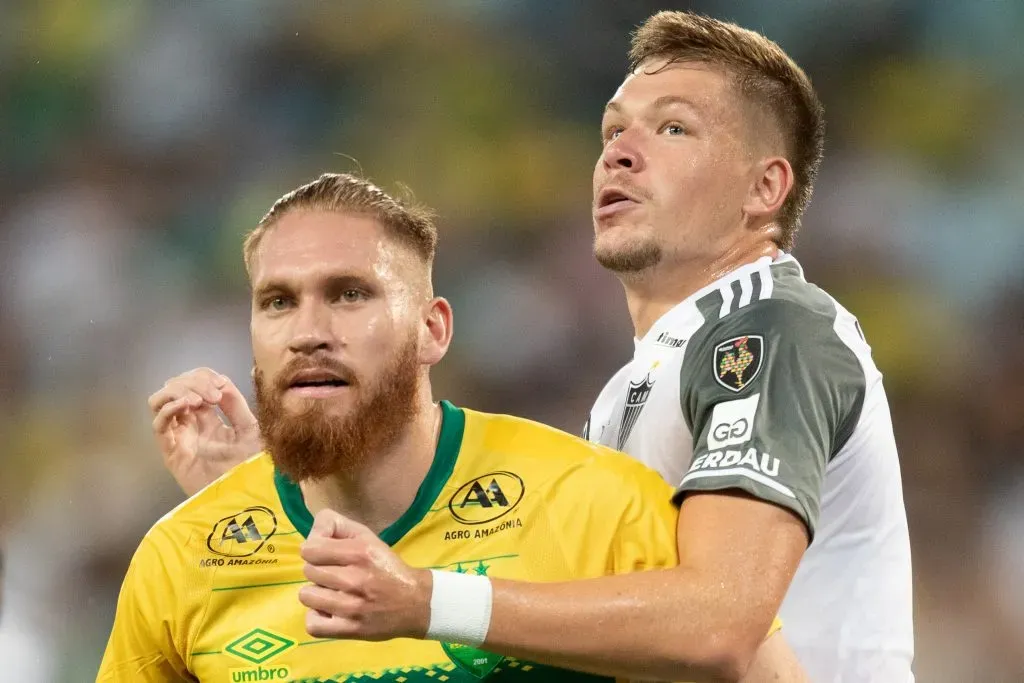 MT – CUIABA – 27/04/2024 – BRASILEIRO A 2024, CUIABA X ATLETICO-MG – Pitta jogador do Cuiaba disputa lance com Bruno Fuchs jogador do Atletico-MG durante partida no estadio Arena Pantanal pelo campeonato Brasileiro A 2024. Foto: Gil Gomes/AGIF
