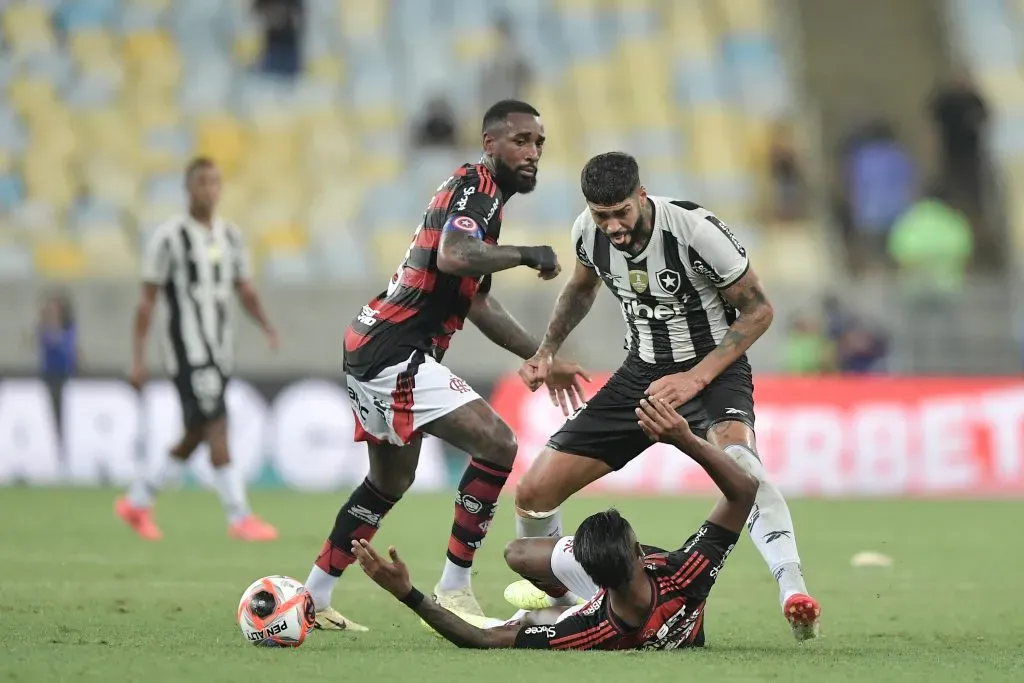 RJ – RIO DE JANEIRO – 12/02/2025 – CARIOCA 2025, FLAMENGO X BOTAFOGO – Bruno Henrique e Gerson jogadores do Flamengo brigam com Barboza jogador do Botafogo durante partida no estadio Maracana pelo campeonato Carioca 2025. Foto: Thiago Ribeiro/AGIF