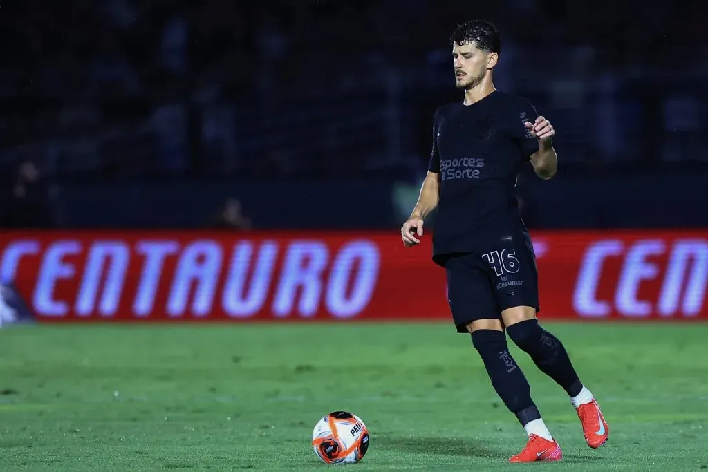 SP – BRAGANCA PAULISTA – 16/01/2025 – PAULISTA 2025, BRAGANTINO X CORINTHIANS – Hugo jogador do Corinthians durante partida contra o Bragantino no estadio Nabi Abi Chedid pelo campeonato Paulista 2025. Foto: Marcello Zambrana/AGIF