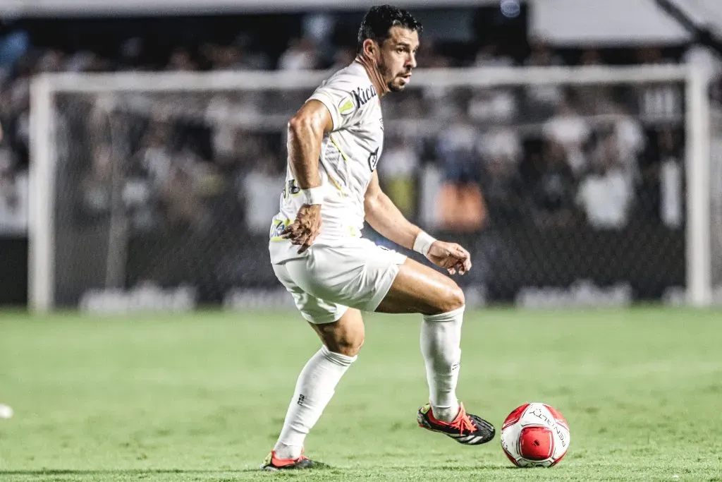 Giuliano atuando no Santos em 2024 – Foto: Reinaldo Campos/AGIF