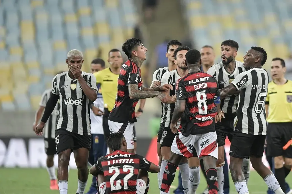 RJ – RIO DE JANEIRO – 12/02/2025 – CARIOCA 2025, FLAMENGO X BOTAFOGO – Gerson e os outros jogadores do Flamengo Brigam com Barboza e jogadores do Botafogo durante partida no estadio Maracana pelo campeonato Carioca 2025. Foto: Thiago Ribeiro/AGIF
