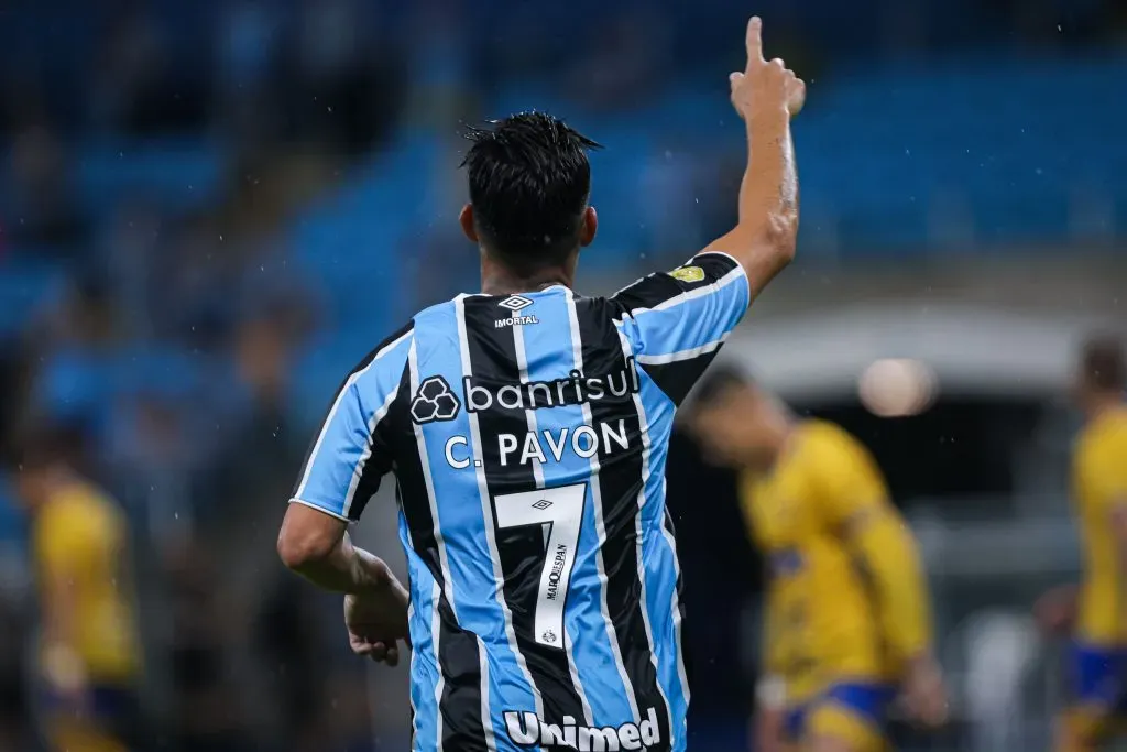 RS – PORTO ALEGRE – 11/02/2025 – GAUCHO 2025, GREMIO X PELOTAS – Cristian Pavon jogador do Gremio comemora seu gol durante partida contra o Pelotas no estadio Arena do Gremio pelo campeonato Gaucho 2025. Foto: Maxi Franzoi/AGIF