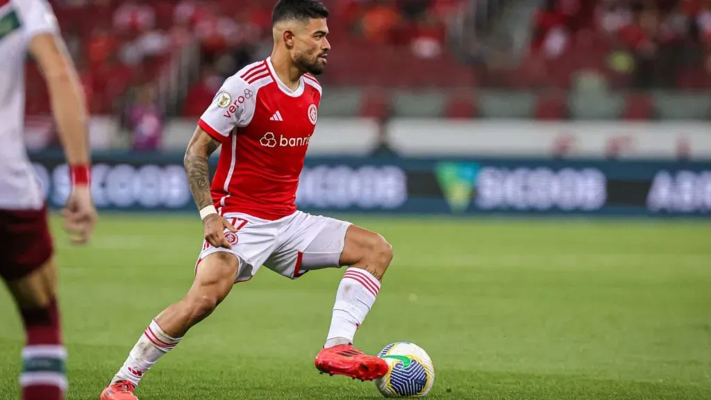 Bruno Tabata, meio-campista do Internacional, disputa lance durante partida contra o Fluminense no estádio Beira-Rio, pelo Brasileirão 2024