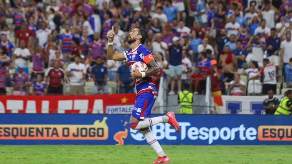 Lucero em ação pelo Fortaleza no Clássico-Rei – Foto: Lucas Emanuel/AGIF