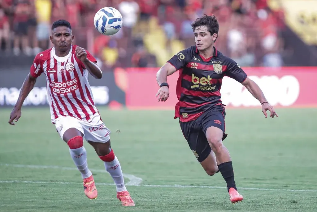 Lenny Lobato jogador do Sport disputa lance com Marcos Ytalo jogador do Nautico durante partida no estadio Ilha do Retiro pelo campeonato Pernambucano 2025. Foto: Rafael Vieira/AGIF