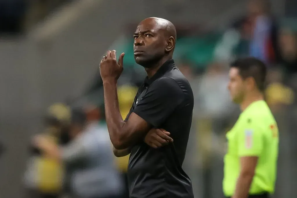 Cláudio Caçapa falou sobre poupar jogadores no clássico contra o Vasco. Foto: Pedro H. Tesch/AGIF