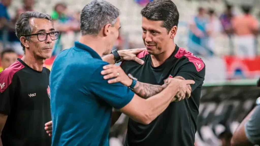 Vojvoda e Thiago Carpini se cumprimentando antes da partida pelo Brasileirão Série A – Foto: Mateus Lotif/Fortaleza EC