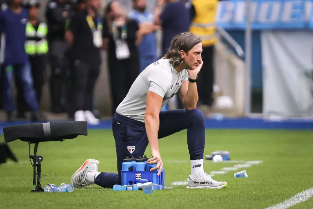 Luis Zubeldia técnico do São Paulo durante partida contra o Grêmio pelo campeonato Brasileiro A 2024. Foto: Maxi Franzoi/AGIF