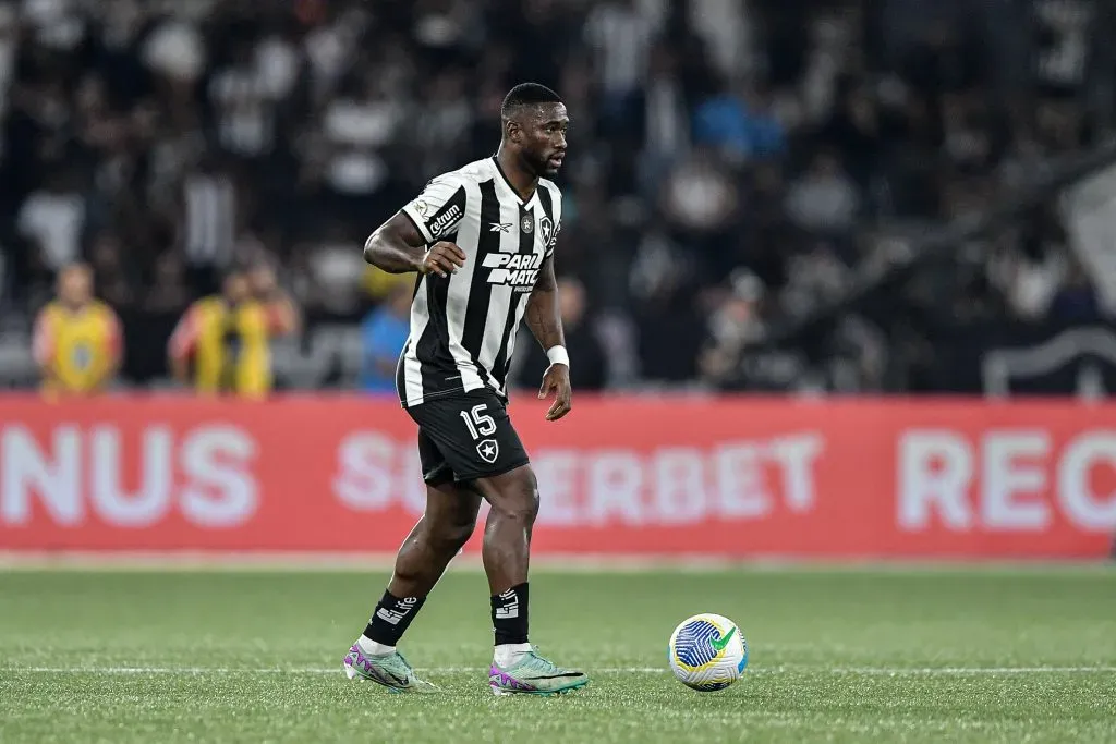 Bastos jogador do Botafogo durante partida contra o Internacional pelo campeonato Brasileiro A 2024. Foto: Thiago Ribeiro/AGIF