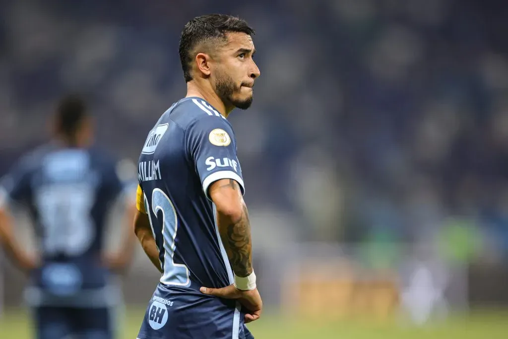 MG – BELO HORIZONTE – 15/09/2024 – BRASILEIRO A 2024, CRUZEIRO X SAO PAULO – William jogador do Cruzeiro lamenta derrota ao final da partida partida contra o Sao Paulo no estadio Mineirao pelo campeonato Brasileiro A 2024. Foto: Gilson Lobo/AGIF