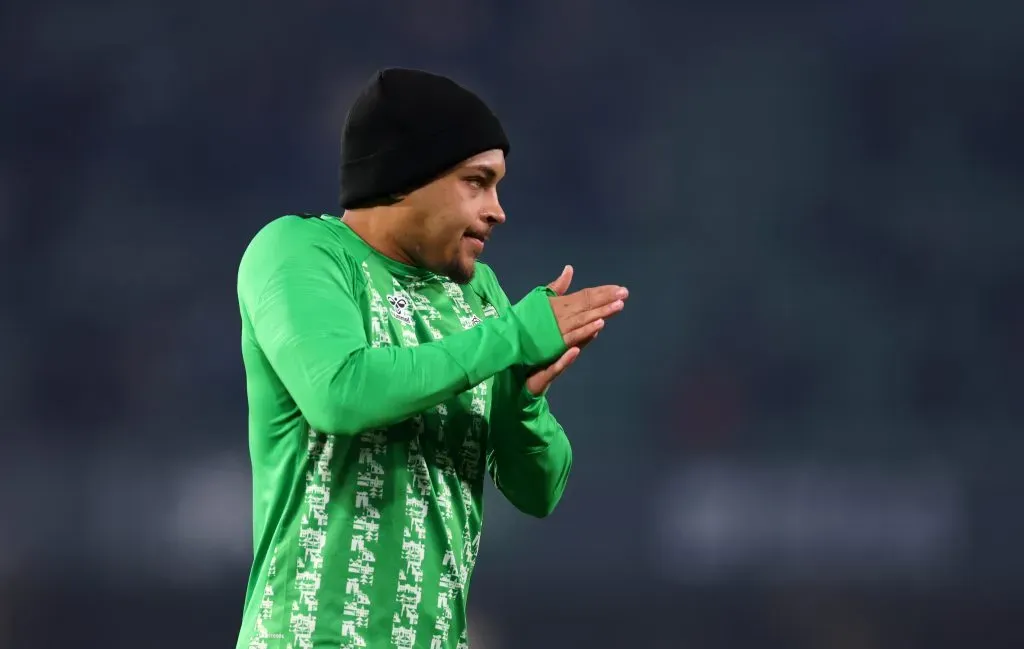 SEVILLE, SPAIN – DECEMBER 22: Vitor Roque of Real Betis looks on as he warms up ahead of the LaLiga match between Real Betis Balompie and Rayo Vallecano at Estadio Benito Villamarin on December 22, 2024 in Seville, Spain. (Photo by Fran Santiago/Getty Images)