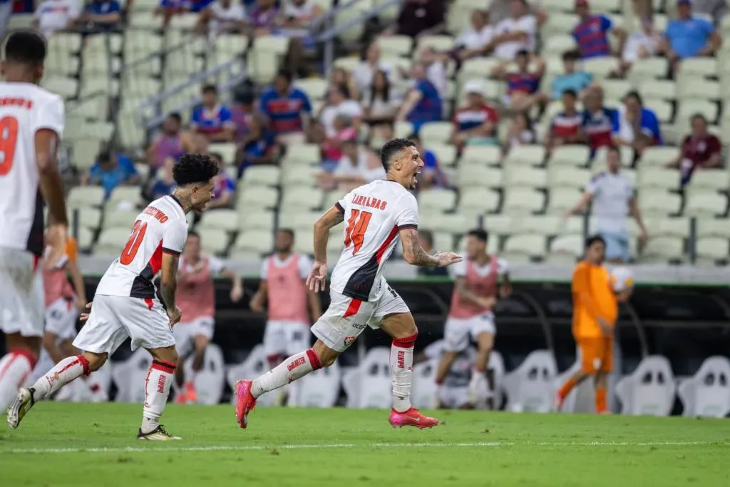 Baralhas jogador do Vitoria comemora seu gol durante partida contra o Fortaleza no estadio Arena Castelao pelo campeonato Copa Do Nordeste 2025. Foto: Baggio Rodrigues/AGIF