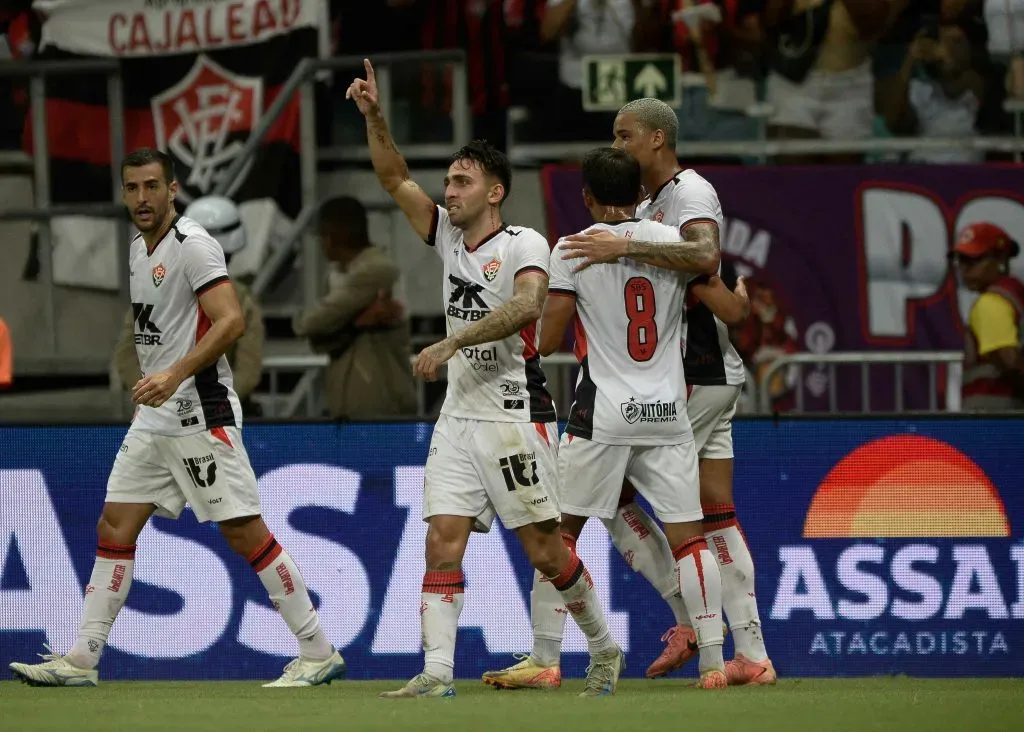 Gustavo Mosquito, jogador do Vitória, comemora seu gol com jogadores do seu time durante partida contra o Colo-Colo no estadio Arena Fonte Nova pelo campeonato Baiano 2025. Foto: Jhony Pinho/AGIF