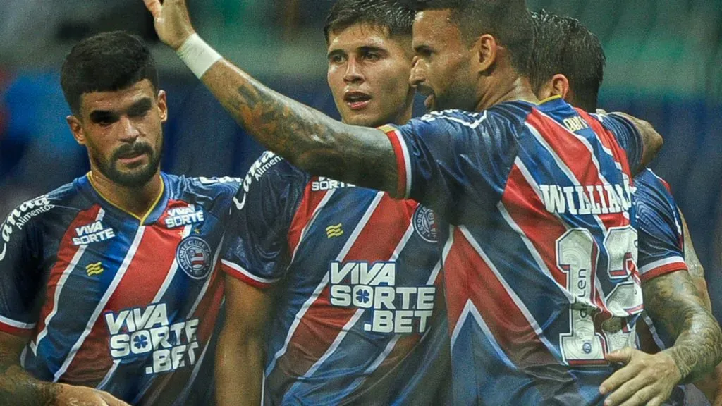 Everaldo do Bahia comemora gol com seus companheiros contra o América-RN na Copa do Nordeste 2025