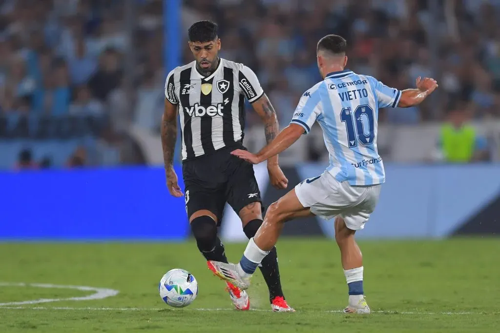 AVELLANEDA, ARGENTINA – FEBRUARY 20: Alexander Barboza of Botafogo and Luciano Vietto of Racing Club battle for the ball during the Recopa Sudamericana 2025 first leg match between Racing Club and Botafogo at Presidente Peron Stadium on February 20, 2025 in Avellaneda, Argentina. (Photo by Marcelo Endelli/Getty Images)