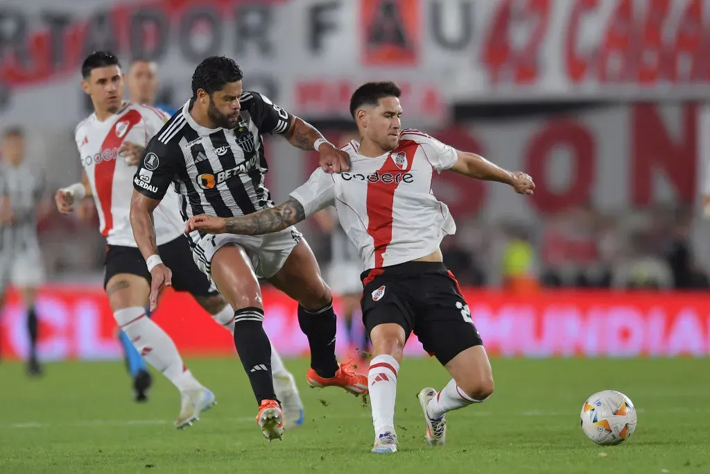 BUENOS AIRES, ARGENTINA – OCTOBER 29: Rodrigo Villagra of River Plate and Hulk of Atletico Mineiro battle for the ball during the Copa CONMEBOL Libertadores 2024 Semifinal second leg match between River Plate and Atletico Mineiro at Estadio Más Monumental Antonio Vespucio Liberti on October 29, 2024 in Buenos Aires, Argentina. (Photo by Marcelo Endelli/Getty Images)