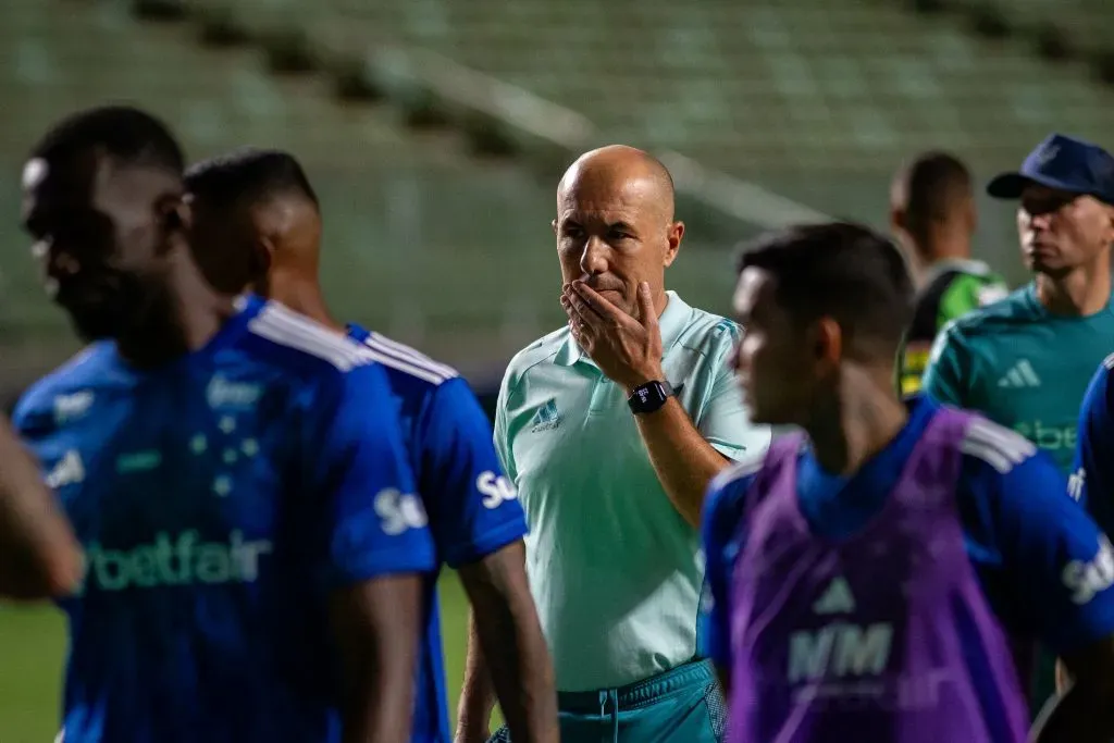 MG – BELO HORIZONTE – 22/02/2025 – MINEIRO 2025, AMERICA-MG X CRUZEIRO – Leonardo Jardim tecnico do Cruzeiro durante partida contra o America-MG no estadio Independencia pelo campeonato Mineiro 2025. Foto: Fernando Moreno/AGIF