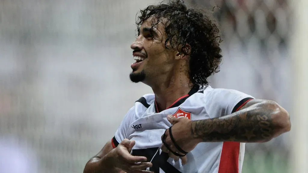 Fabri jogador do Vitoria comemora seu gol com jogadores do seu time durante partida contra o Colo-Colo no estádio Arena Fonte Nova pelo campeonato Baiano 2025. Foto: Jhony Pinho/AGIF
