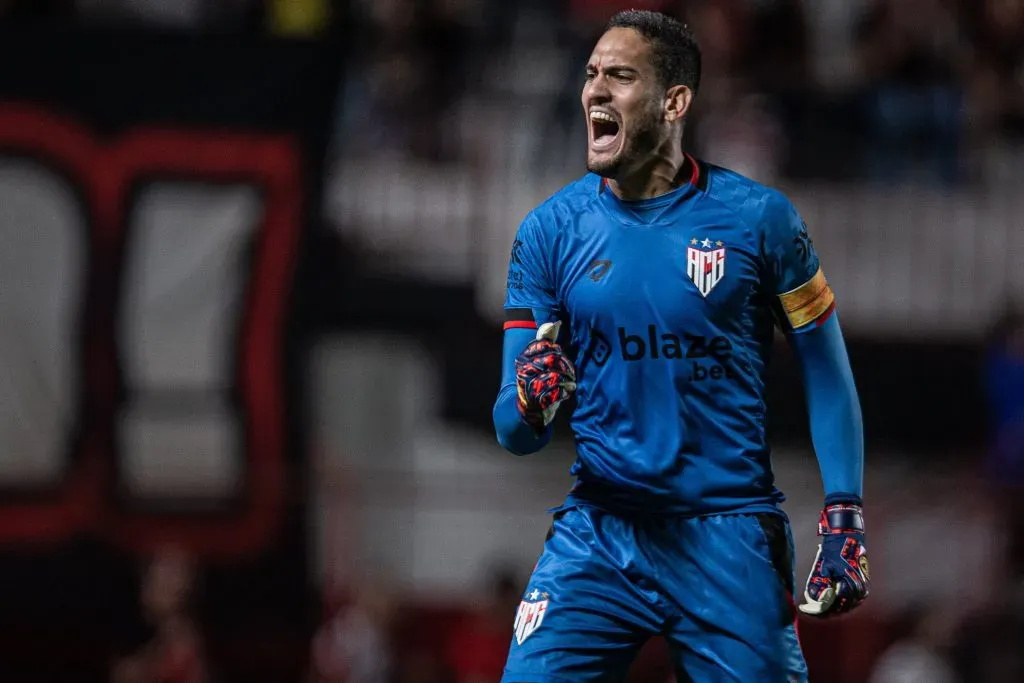 GO – GOIANIA – 08/05/2023 – BRASILEIRO A 2023, ATLETICO-GO X LONDRINA – Ronaldo goleiro do Atletico-GO durante partida contra o Londrina no estadio Antonio Accioly pelo campeonato BRASILEIRO A 2023. Foto: Heber Gomes/AGIF