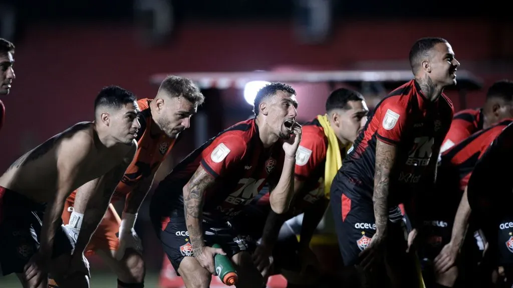 Jogadores do Vitória comemoram vitória no Barradão