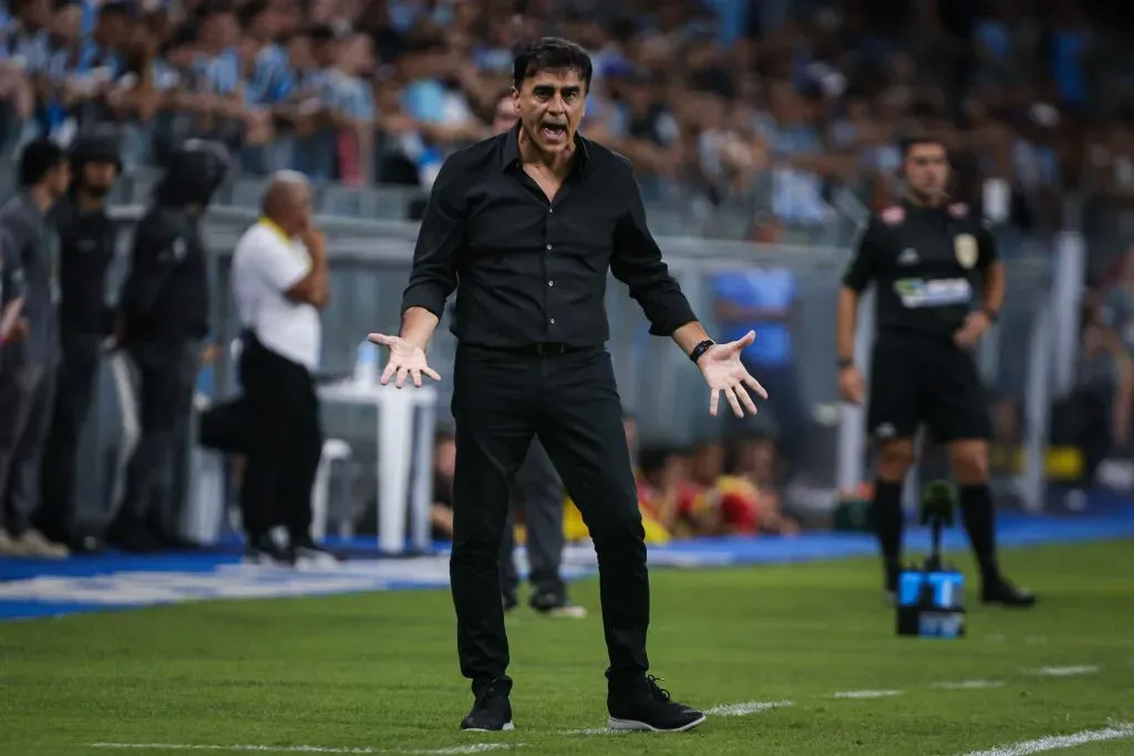 Gustavo Quinteros técnico do Grêmio durante partida contra o Internacional na Arena do Grêmio pelo campeonato Gaúcho 2025. Foto: Maxi Franzoi/AGIF