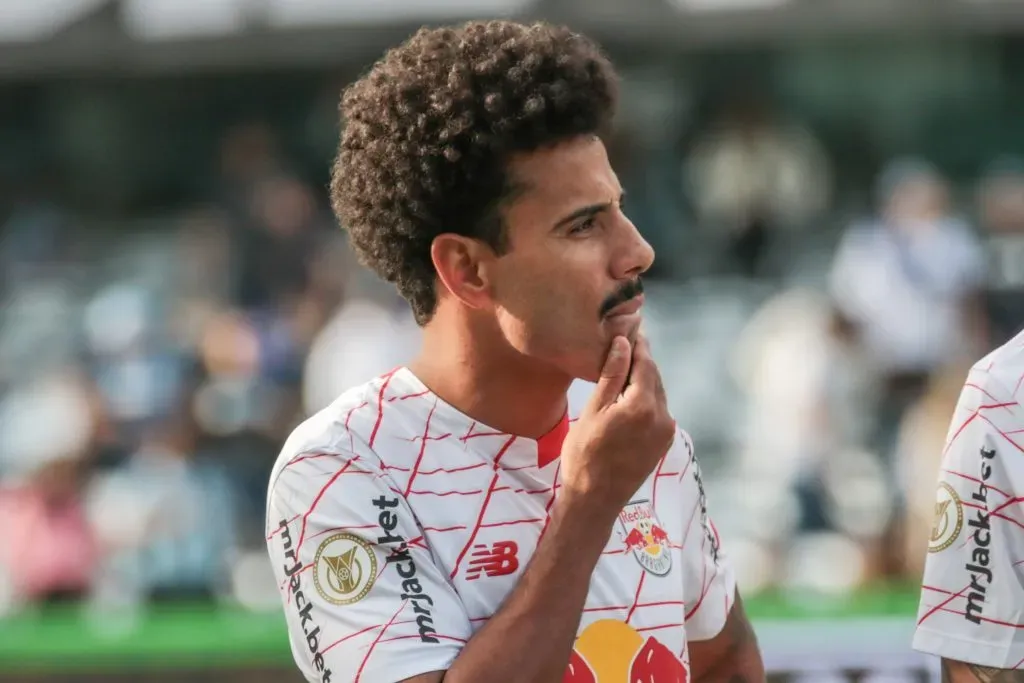 PR – CURITIBA – 01/06/2024 – BRASILEIRO A 2024, GREMIO X BRAGANTINO – Lucas Evangelista jogador do Bragantino durante execucao do hino nacional antes da partida contra o Gremio no estadio Couto Pereira pelo campeonato Brasileiro A 2024. Foto: Robson Mafra/AGIF