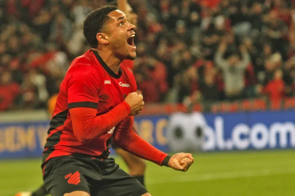PR – CURITIBA – 17/05/2023 – COPA DO BRASIL 2023, ATHLETICO-PR X BOTAFOGO – Vitor Roque jogador do Athletico-PR comemora seu gol durante partida contra o Botafogo no estadio Arena da Baixada pelo campeonato Copa do Brasil 2023. Foto: Gabriel Machado/AGIF