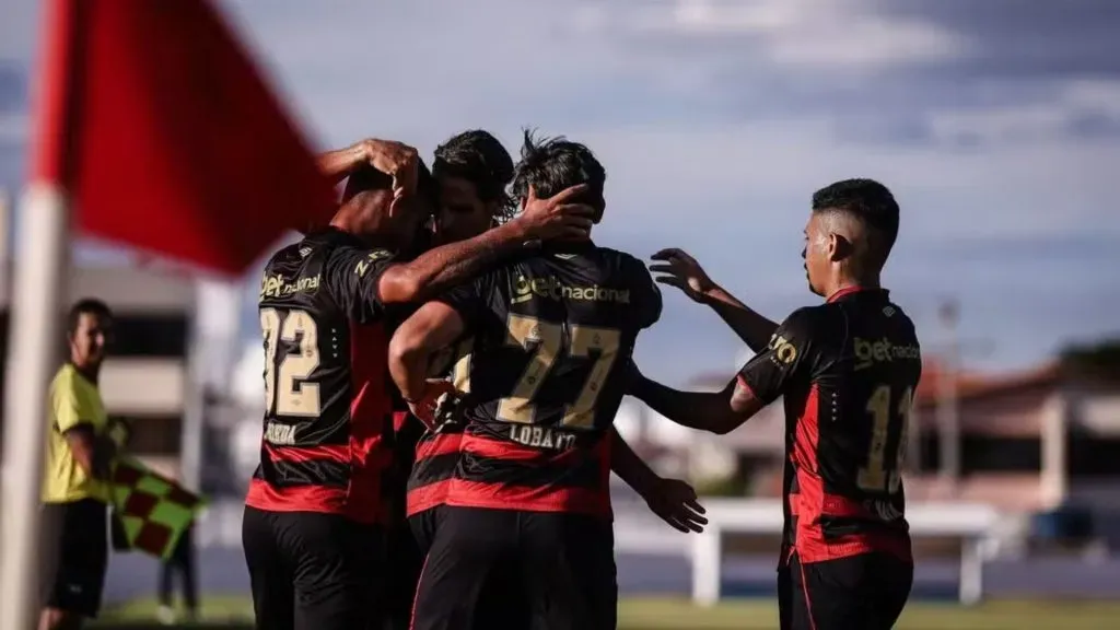 Atletas do Sport comemorando gol