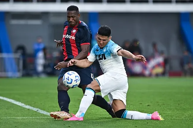 Jhohan Romaña jogador do San Lorenzo em lance na partida de San Lorenzo x Racing em 2024 – (Photo by Rodrigo Valle/Getty Images)