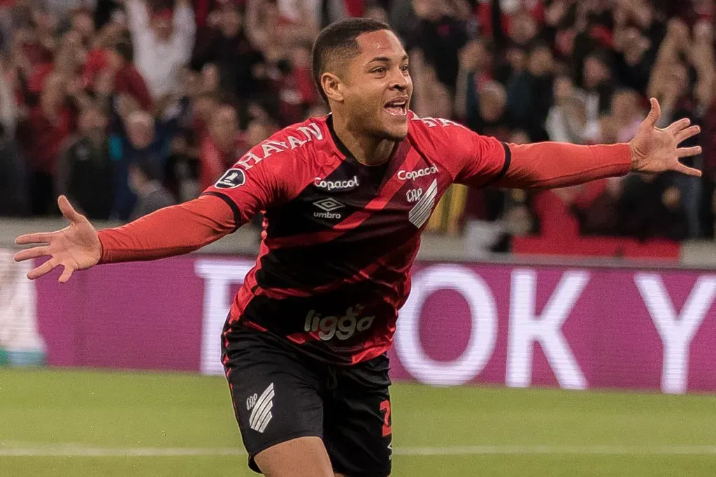 PR – Curitiba – 28/06/2022 – COPA LIBERTADORES 2022, ATHLETICO-PR X LIBERTAD – Vitor Roque jogador do Athletico-PR comemora seu gol durante partida contra o Libertad no estadio Arena da Baixada pelo campeonato Copa Libertadores 2022. Foto: Robson Mafra/AGIF