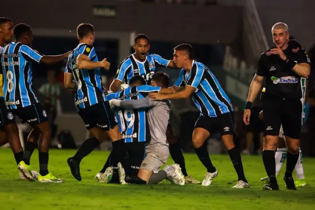 Jogadores do Grêmio comemoram vitoria por penaltis em decisao durante partida contra o Juventude no estadio Alfredo Jaconi pelo campeonato Gaucho 2025. Foto: Luiz Erbes/AGIF