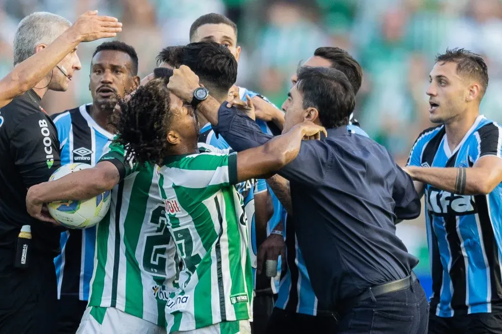 RS – CAXIAS DO SUL – 01/03/2025 – GAUCHO 2025, JUVENTUDE X GREMIO – Enio jogador do Juventude se envolve em confusao com Gustavo Quinteros tecnico do Gremio durante partida no estadio Alfredo Jaconi pelo campeonato Gaucho 2025. Foto: Liamara Polli/AGIF