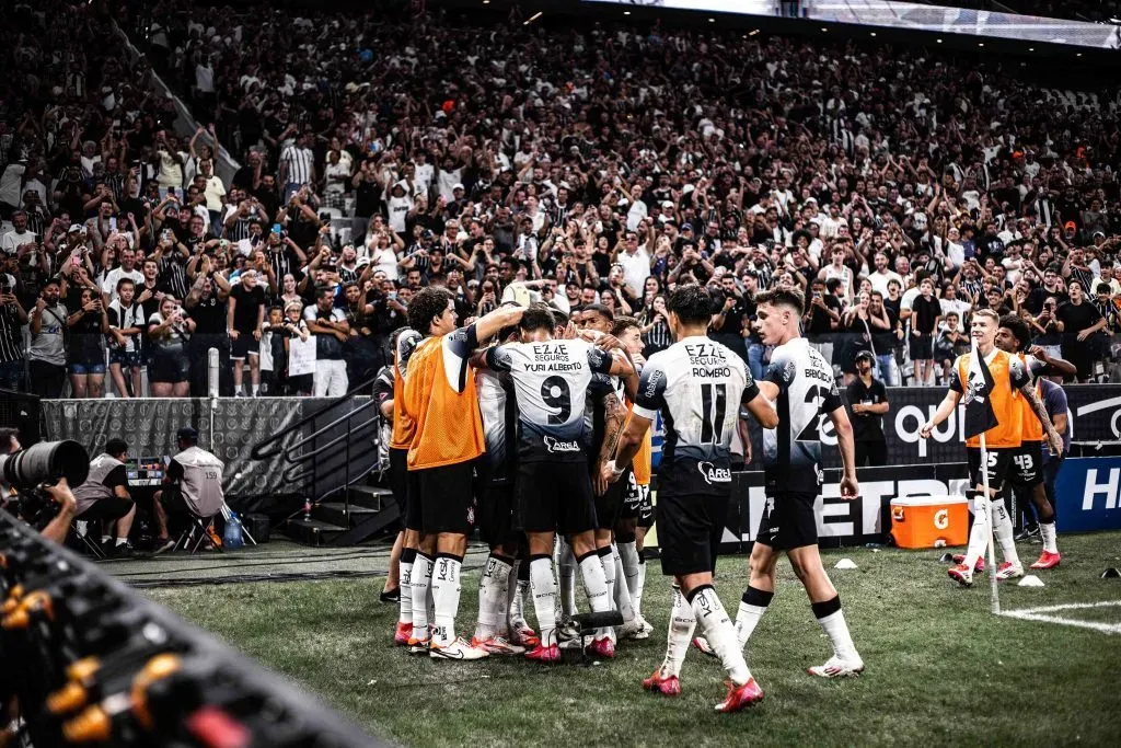 Memphis Depay jogador do Corinthians comemora seu gol com jogadores do seu time durante partida contra o Mirassol na Arena Corinthians pelo campeonato Paulista 2025. Foto: Leonardo Lima/AGIF
