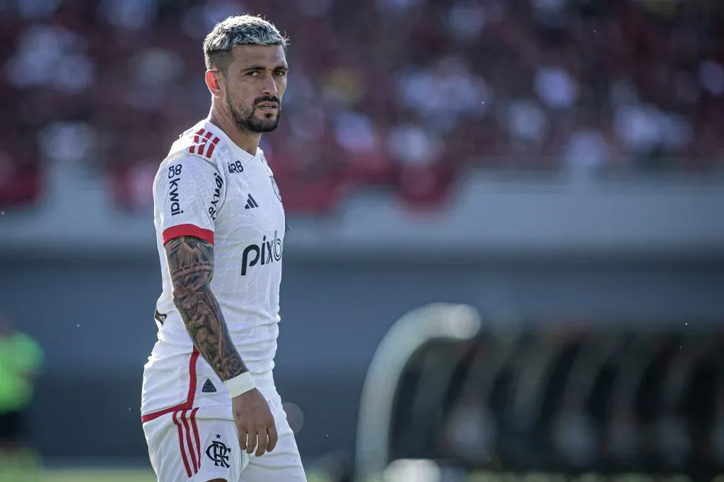 GO – GOIANIA – 14/04/2024 – BRASILEIRO A 2024, ATLETICO-GO X FLAMENGO – Arrascaeta jogador do Flamengo durante partida contra o Atletico-GO no estadio Serra Dourada pelo campeonato Brasileiro A 2024. Foto: Isabela Azine/AGIF