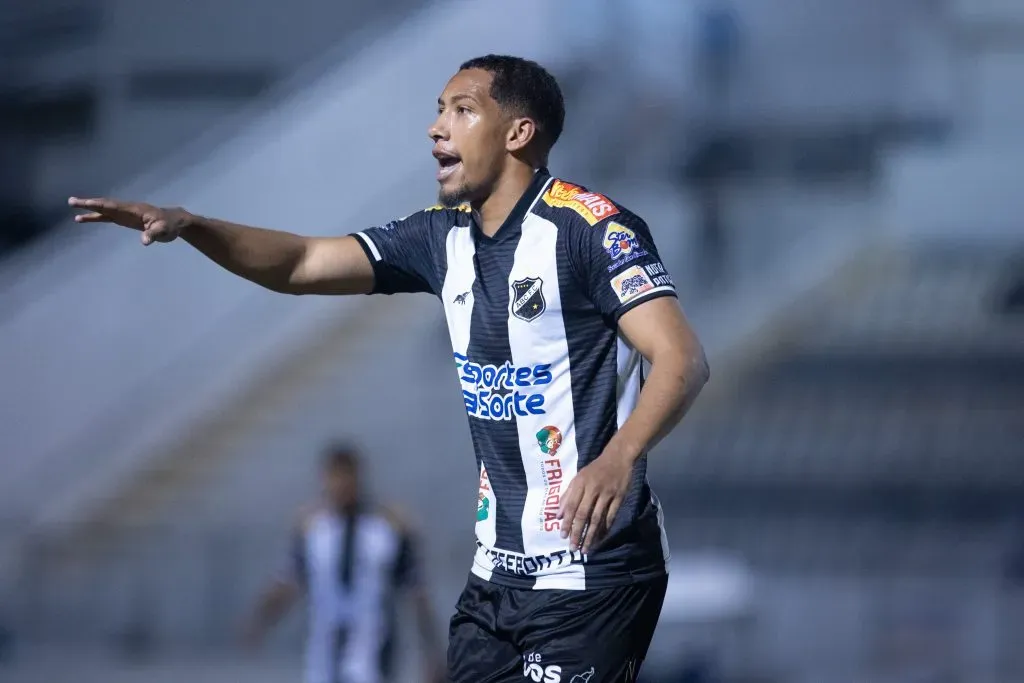 Habraão durante partida entre ABC x Ponte Preta no Campeonato Brasileiro da Série B de 2023. Foto: Diogo Reis/AGIF