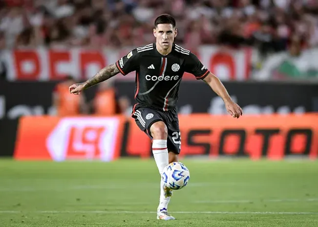 Rodrigo Villagra jogando no River Plate-ARG – (Photo by Marcelo Endelli/Getty Images)