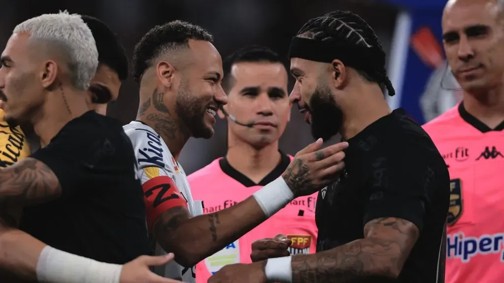 Neymar e Memphis Depay em Corinthians x Santos. Foto: Ettore Chiereguini/AGIF