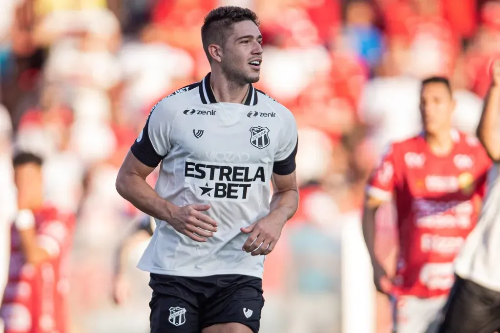 Bissoli comemorando gol durante partida contra o Vila Nova-GO na Série B de 2023. Foto: Isabela Azine/AGIF