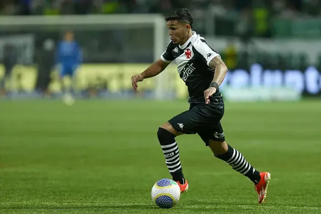 Adson jogando pelo Vasco em 2024 – (Photo by Ricardo Moreira/Getty Images)