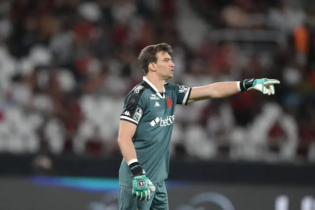 Léo Jardim goleiro do Vasco durante partida contra o Flamengo pelo campeonato Carioca 2025. Foto: Thiago Ribeiro/AGIF