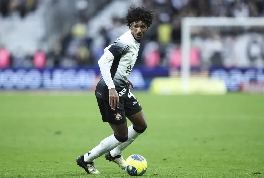 SAO PAULO, BRAZIL – OCTOBER 20: Talles Magno of Corinthians controls the ball during a match between Corinthians and Flamengo as part of Copa do Brasil at Neo Quimica Arena on October 20, 2024 in Sao Paulo, Brazil. (Photo by Alexandre Schneider/Getty Images)